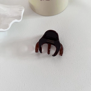 Detailansicht der braunen Schildpatt-Haarklammer mit goldenem France Handmade-Logo