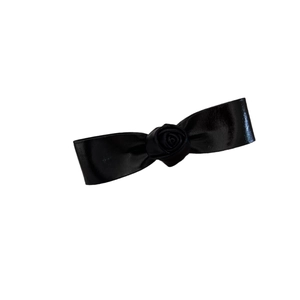 Pince à cheveux élégante en similicuir noir avec nœud et rose 3D sur fond blanc