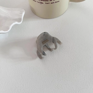 Makroaufnahme der kleinen Haarklammer mit grauem Marmormuster und France Handmade Logo
