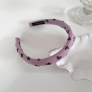 Serre-tête violet clair avec motifs de nœuds noirs et étiquette faite main