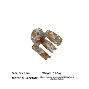 Détail de la pince à cheveux en acétate écaille montrant les dimensions 5x5CM et le poids 15.5g