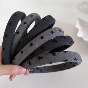 Détail de serre-têtes en velours gris avec broderies de cœurs et pois pour le volume