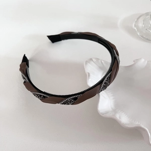 Detail von glitzernden Strasssteinen und Satin-Geflecht mit rutschfestem Innenkamm