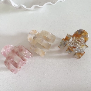 Lot de trois pinces à cheveux en acétate en rose, crème et motif écaille de tortue