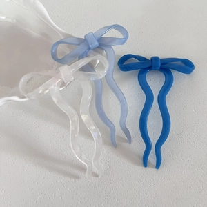 Lot de trois épingles à cheveux en forme de U avec nœuds en acétate bleu et blanc