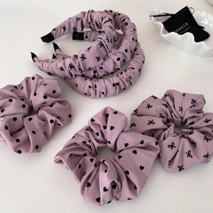 Accessoires de Cheveux en Tissu Rose Doux Serre-têtes Plissés Cœur Pois Nœud et Chouchous pour Femmes Élastiques Quotidiens