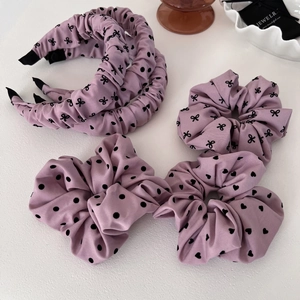 Détails de l'ensemble de serre-têtes lavande à pois et motifs de cœurs