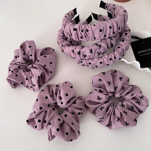 Ensemble d'accessoires cheveux violets avec motifs à pois et cœurs, nœuds et volants