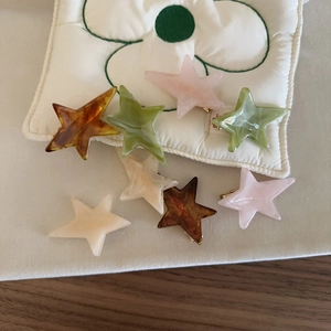 Set de barrettes à cheveux étoiles en acétate avec texture marbrée pour coiffure d'été