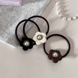 Drei Stück elastische Blumen-Haargummis mit Perlen in Schwarz, Creme und Kaffeebraun