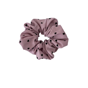 Chouchou rose poudré avec motif de cœurs noirs et texture plissée en coton doux