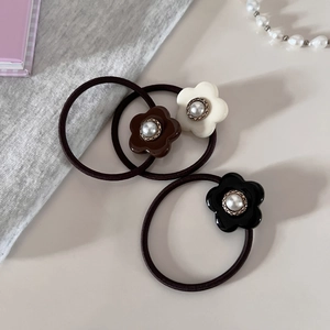 Elegantes Set aus Blumen-Perlen-Haargummis in Schwarz, Weiß und Mokkabraun