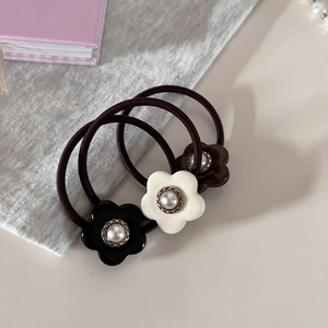 Dreiteiliges Set eleganter Blumen-Haargummis mit Perlen und Metall-Flechtkanten