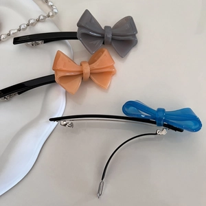 Tre fermagli per capelli in acrilico color caramello con fiocco in grigio e rosa