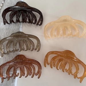 Lot de cinq grandes pinces à cheveux aux tons café incluant ambre et couleur crème
