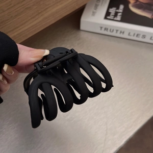 Large Matte Hair Claw Clip For Thick Hair Geometric Non-Slip Resin Shark Hair Jaw Clip Minimalist Hair Accessories For Women
