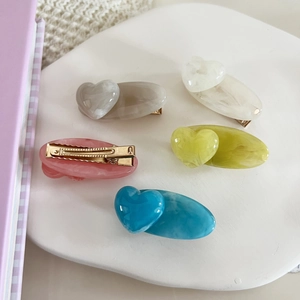 Five-piece set of heart-shaped acrylic hair clips in pastel colors with metal ducksbill clips