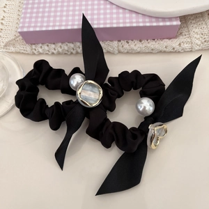 Ensemble de chouchous en velours noir élégants avec rubans et accents de perles