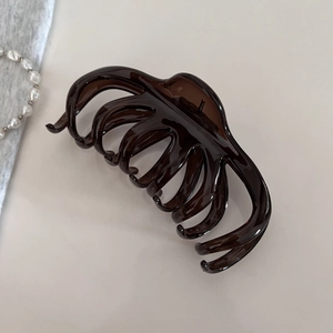 Grande pince à cheveux café translucide vue à 45 degrés avec des perles et du tissu élégant