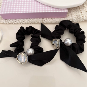 Lot de chouchous en satin noir avec cœur en perle et accessoires de nœud marbré
