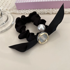 Chouchou élégant en satin noir avec grande perle et ornement en résine à bordure dorée
