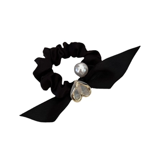 Chouchou noir élégant avec nœud, perle blanche et pendentif en forme de cœur