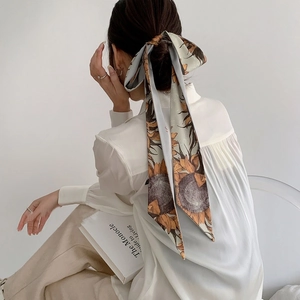 Élégant foulard en soie à motif tournesol pour femme attaché sur une queue de cheval