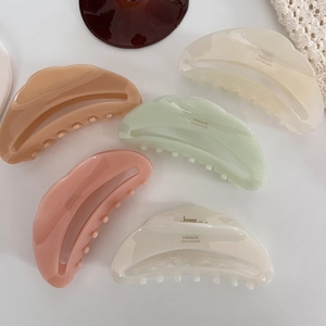 Vue détaillée de cinq pinces à cheveux macaron avec inscription France Handmade