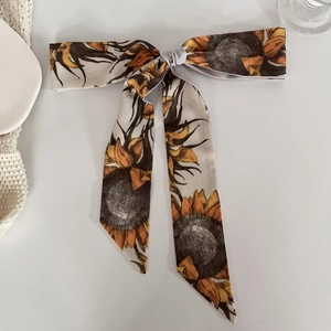 Foulard étroit avec motif tournesol artistique noué en boucle sur fond minimaliste
