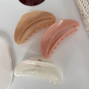 Détail des grandes pinces à cheveux en acétate coloré avec ressort fait main
