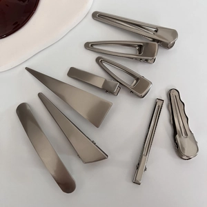 Set di fermagli per capelli minimalisti in metallo argento opaco con becchi d'anatra e forcine