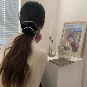 Eleganter schwarzer Satin-Scrunchie mit weißer Paspelierung am Haarband Modell