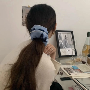 Eleganter blauer Satin-Haargummi mit weißem Saum für stilvolle Pferdeschwanz-Frisuren