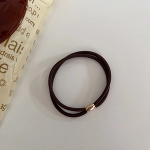Dettaglio elastico per capelli doppio marrone con una perla ovale in oro rosa lucido