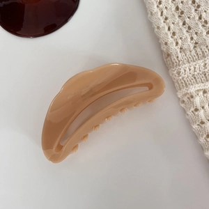 Pince à cheveux minimaliste en résine ambre faite à la main pour femmes élégantes