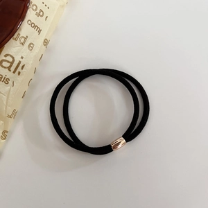 Dettaglio di elastici per capelli a doppio filo con connettore cilindrico in metallo oro