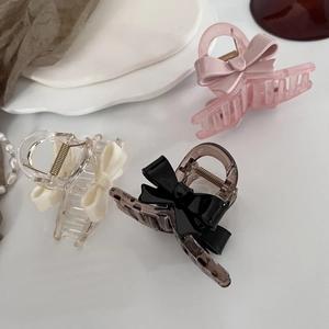 Trois pinces à cheveux noeud en acrylique rose, transparent et ambre avec ressort doré
