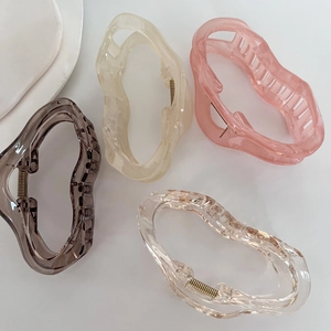 Lot de quatre grandes pinces à cheveux en résine marron, beige, rose et transparente