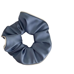 Eleganter Satin-Haargummi in Dunkelgraublau mit cremefarbenem Rand für Damenfrisuren