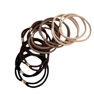 Elastici per capelli minimalisti con perline dorate nei toni del caffè e della terra
