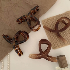 Elegant 4-piece set of tortoiseshell and matte claw clips with vintage resin hollow design
