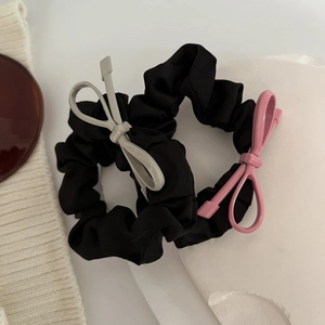 Eleganti elastici in raso con fiocchi di metallo chic in grigio e rosa per capelli