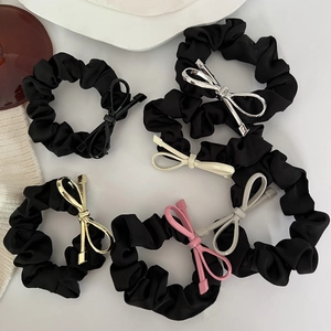 Set di 6 elastici scrunchie in raso nero con eleganti fiocchi metallici in vari colori
