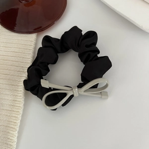 Dettaglio di un elegante elastico in raso nero con fiocco grigio chiaro