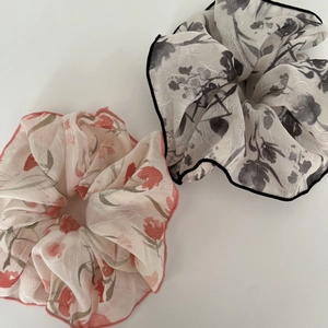 Vue détaillée de chouchous en organza floral semi-transparent avec bords cousus avec soin