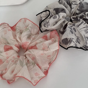 Lot de deux chouchous français en mousseline fleurie, coloris rose et gris plissés