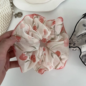 Chouchou en mousseline avec imprimé tulipes roses et texture froissée femme