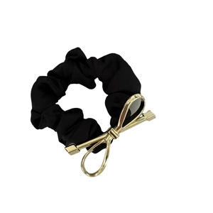 Elegante elastico in raso nero plissettato con fiocco in metallo dorato per capelli