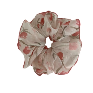 Chouchou français en organza à motifs floraux roses avec une texture légère et douce