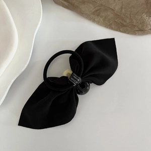 Minimalistisches schwarzes Schleifen-Haargummi mit Perle und handgemachtem Etikett